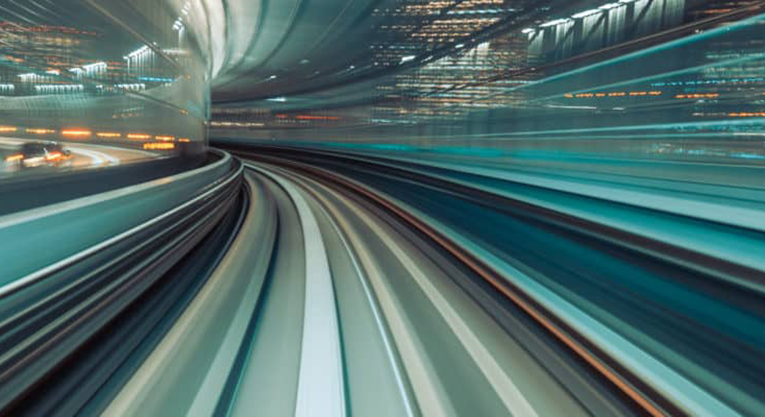 Luzes desfocadas na rodovia 