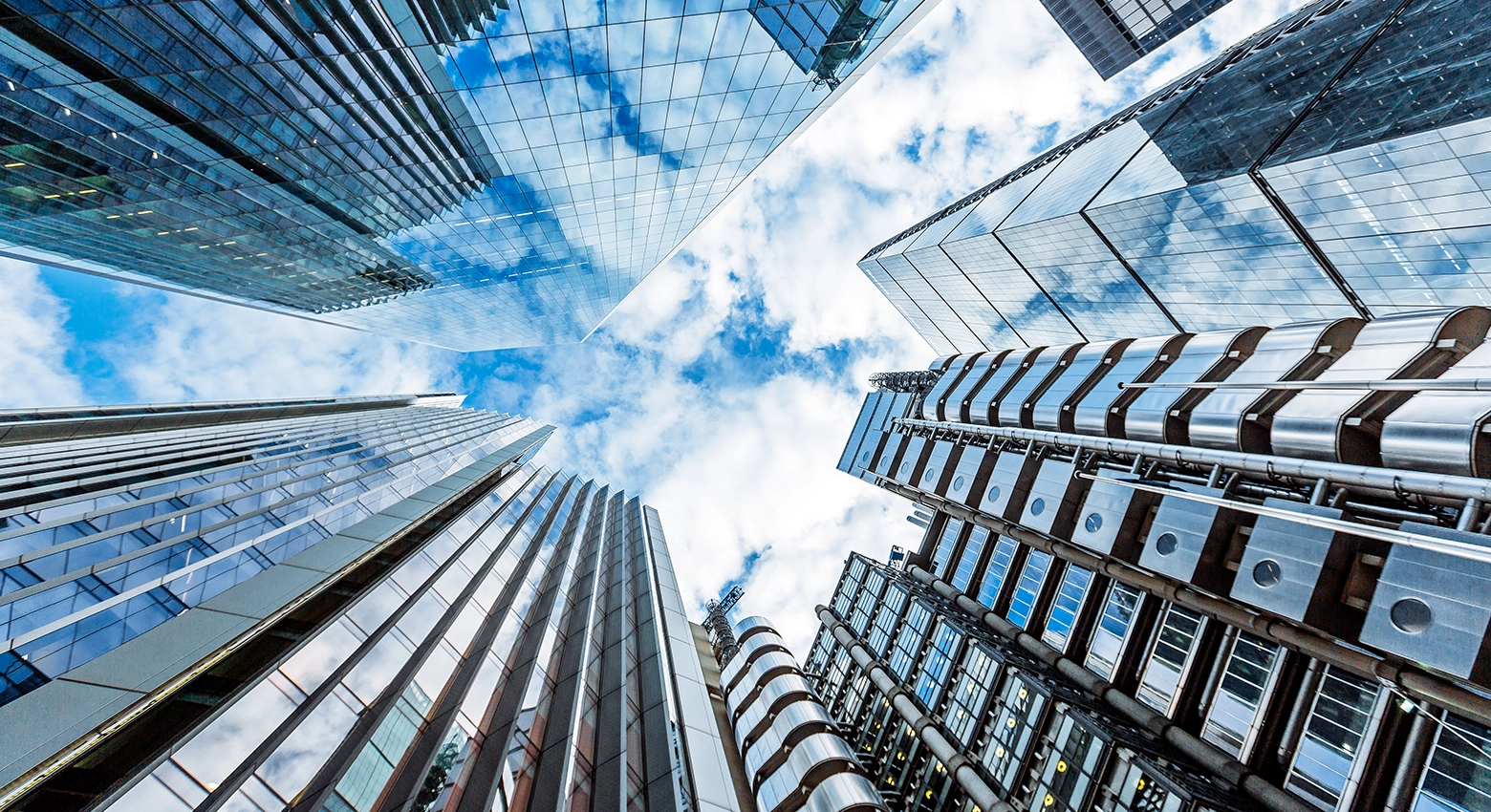 nuvens e arranha-céus