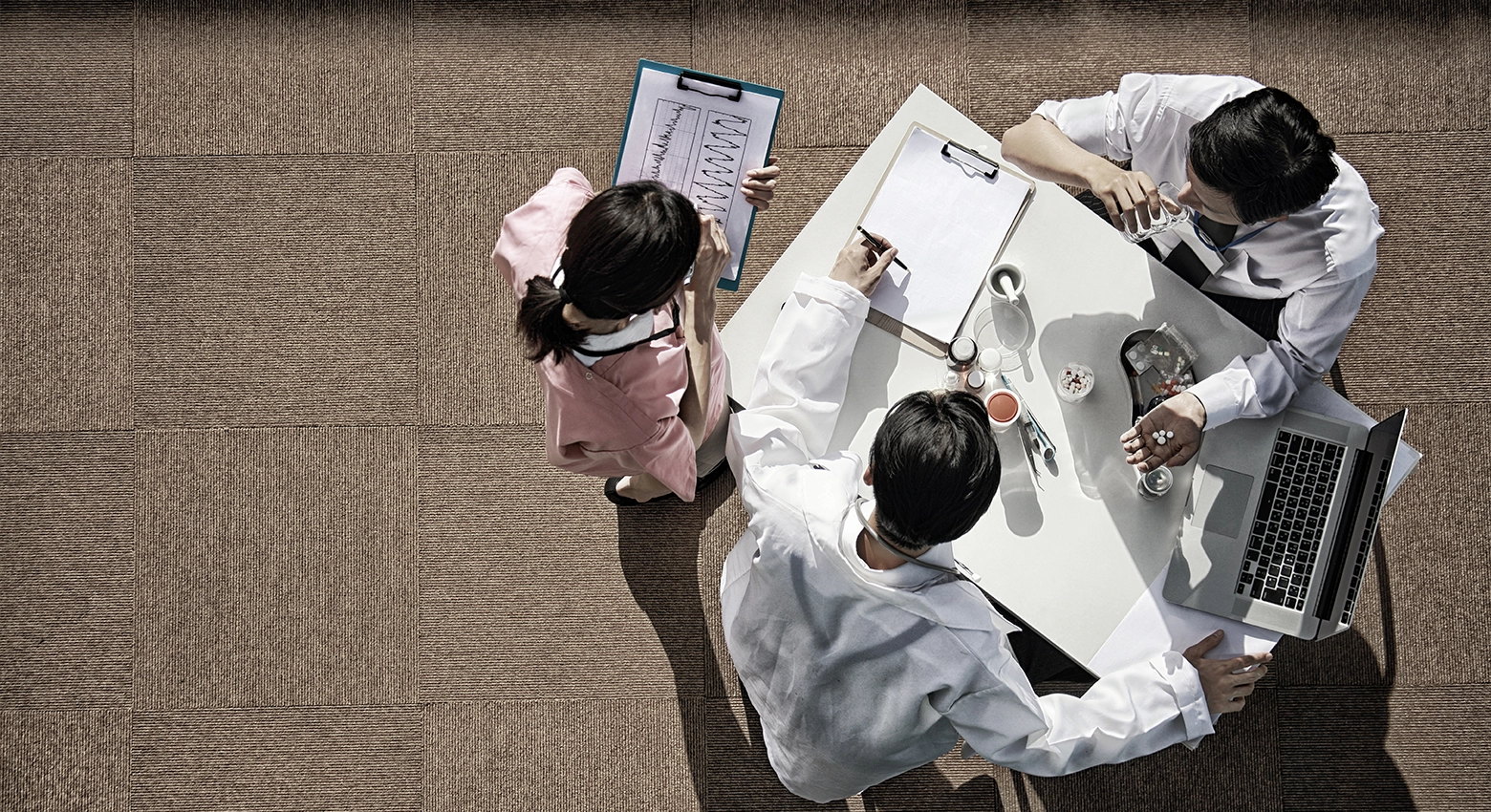 Médicos sentados e conversando