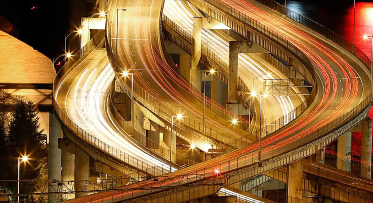 Via expressa com luzes 