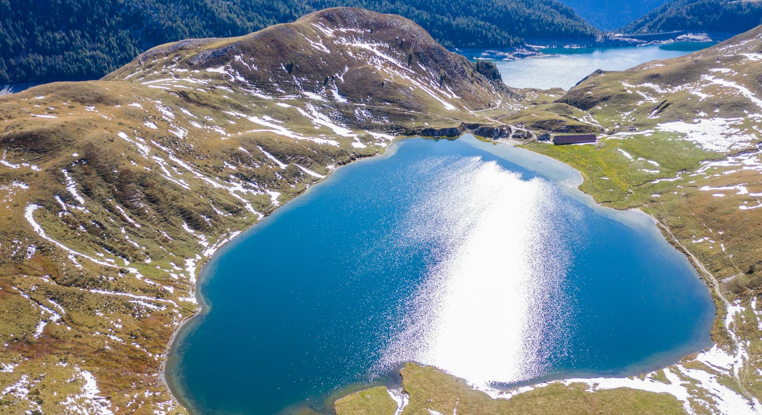 Lago rodeado por montanhas 
