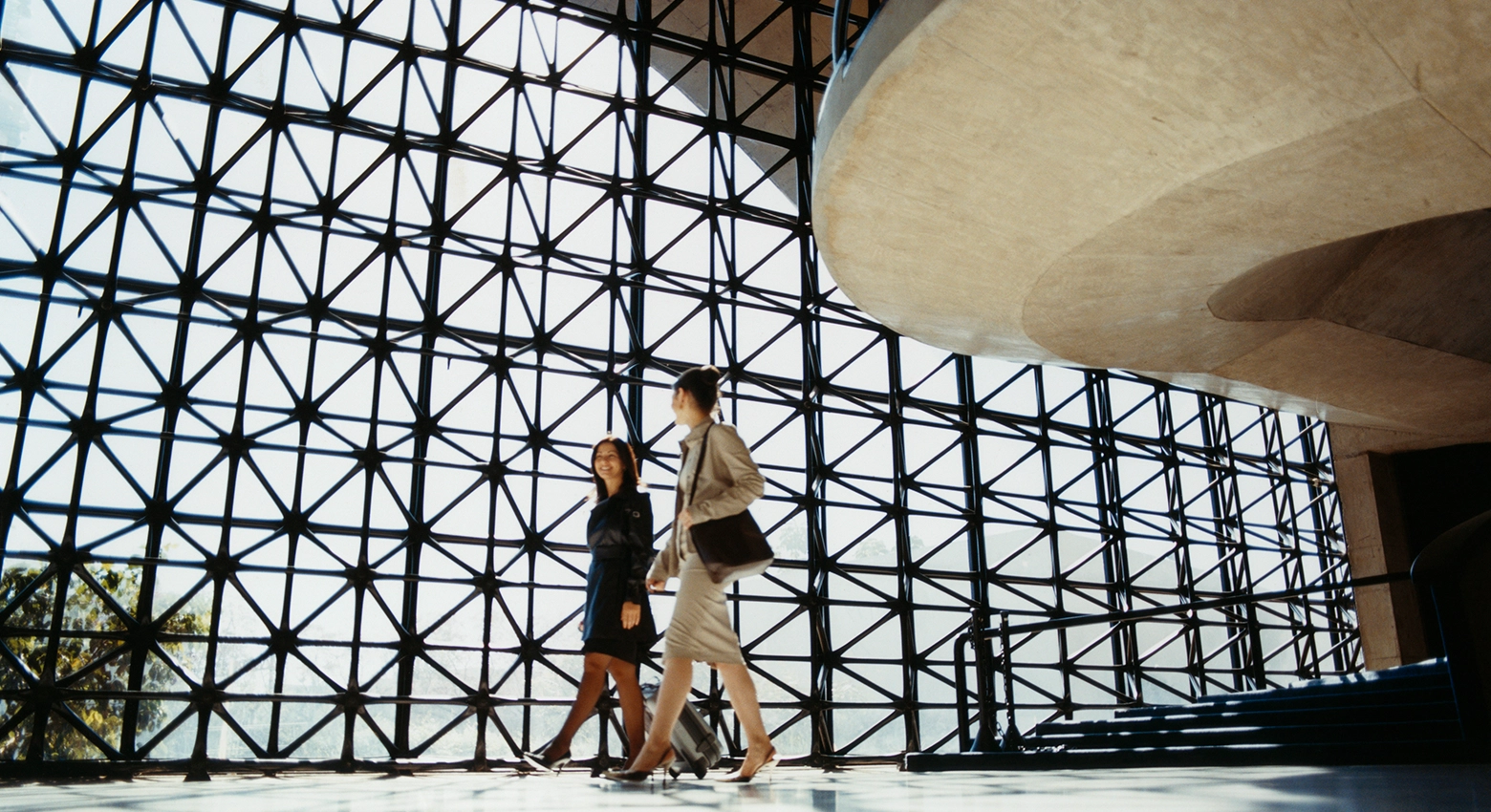 Duas mulheres caminhando em escritório de negócios 