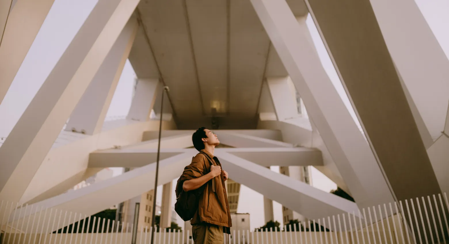 homem olhando para arquitetura moderna