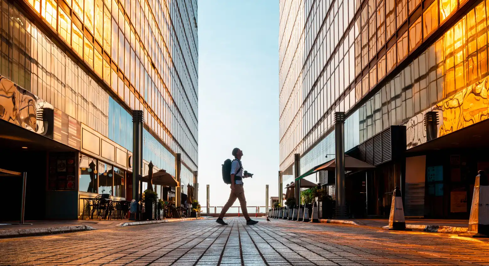 Homem caminhando ao lado de arquitetura moderna 