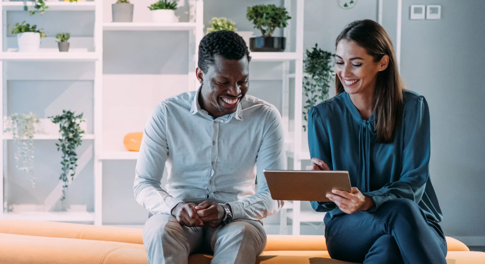 homem e mulher olhando para um tablet