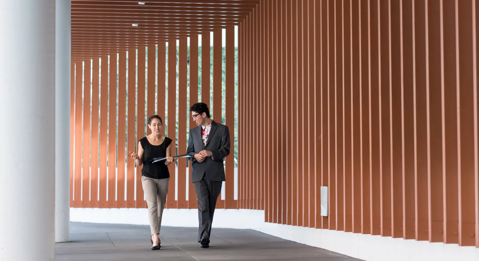 mulher e homens caminhando, arquitetura moderna