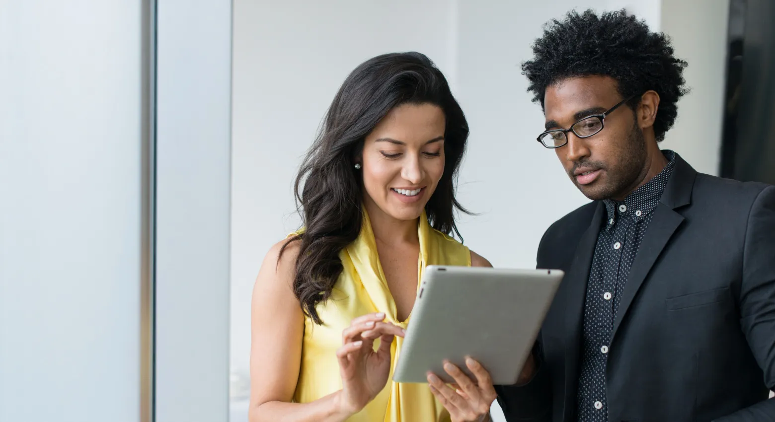 Mulher e homem trabalhando juntos em um tablet 