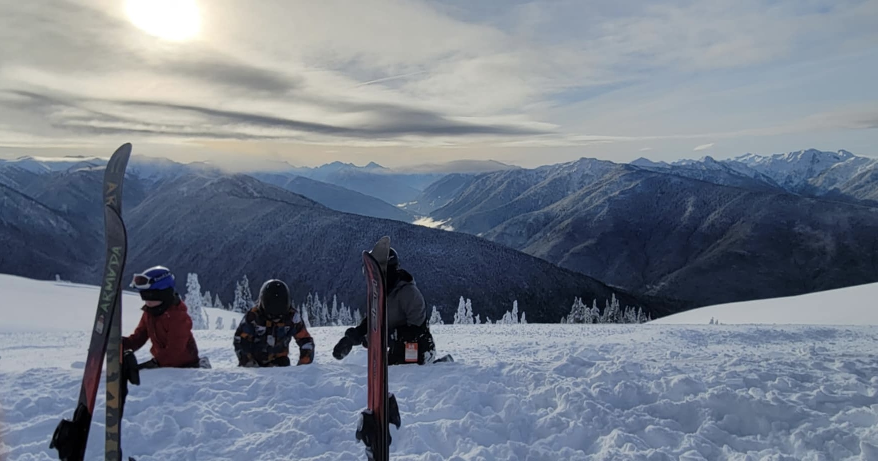 pessoas esquiando ao pôr do sol