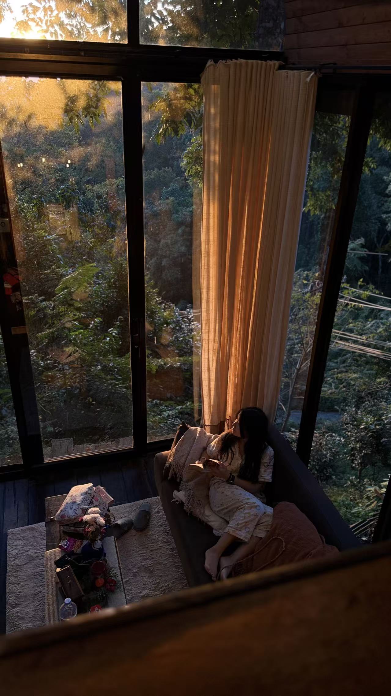 família em casa ao pôr do sol