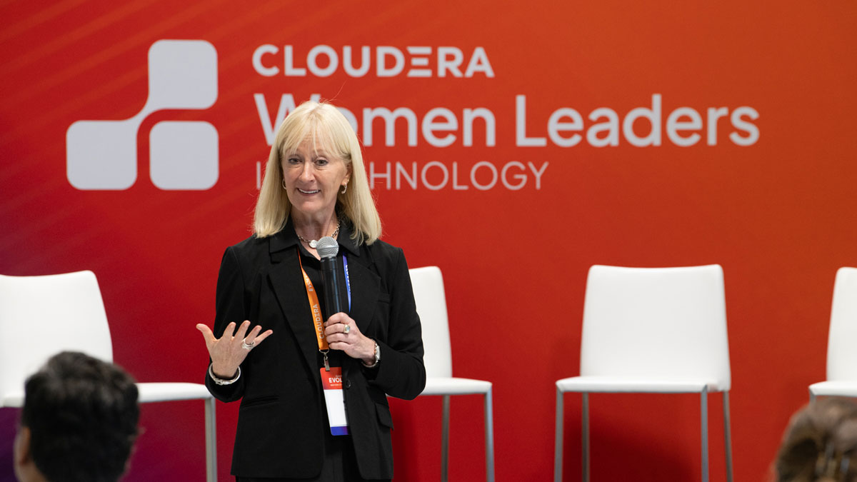 Mary Wells discursando no primeiro evento WLIT