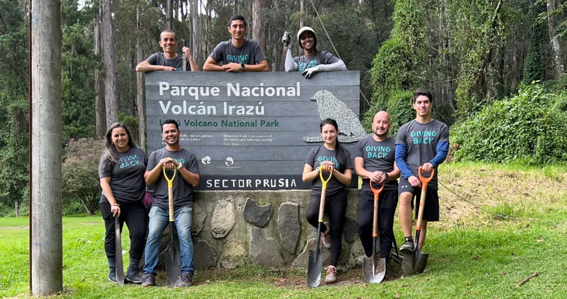 Funcionários da Cloudera se voluntariando juntos 