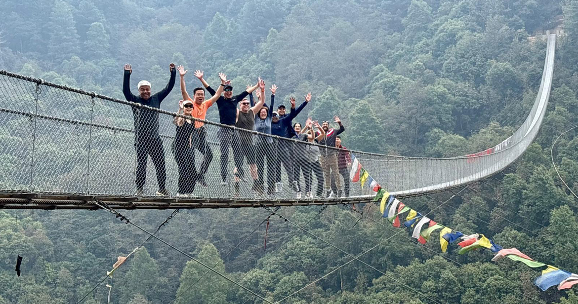 Funcionários em uma ponte no Nepal