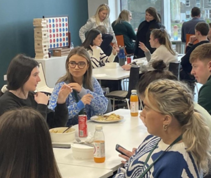 Funcionários almoçando juntos