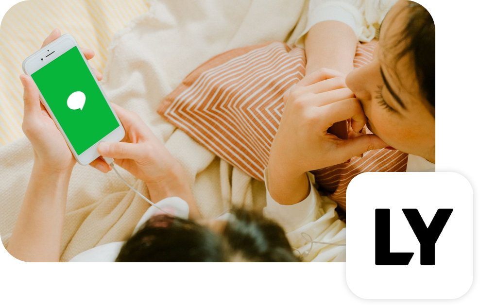 Pessoas olhando para um aplicativo LY em um telefone celular